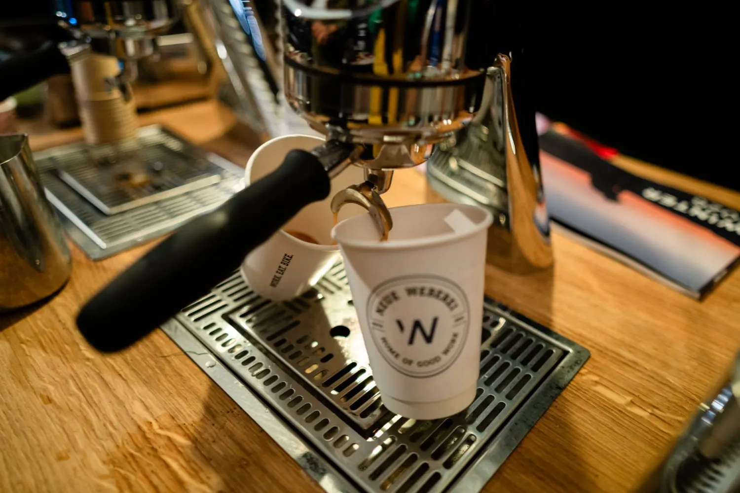 Frisch gebrühter Espresso am Checkpoint