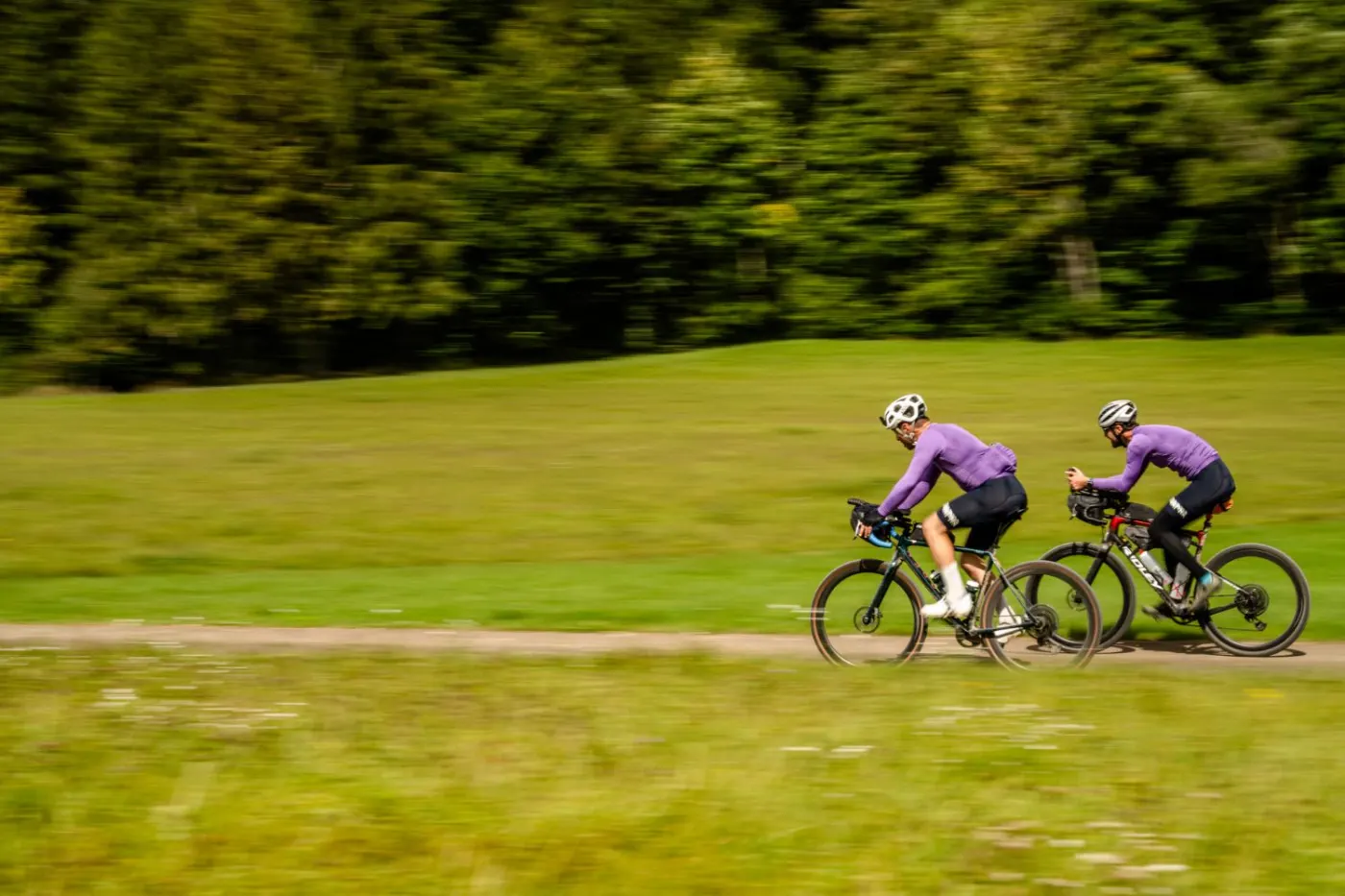 Zwei Fahrer im Duo unterwegs vor Waldkulisse