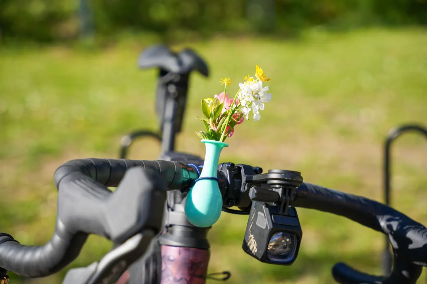 Blumenvase am Lenker eines Gravelbikes