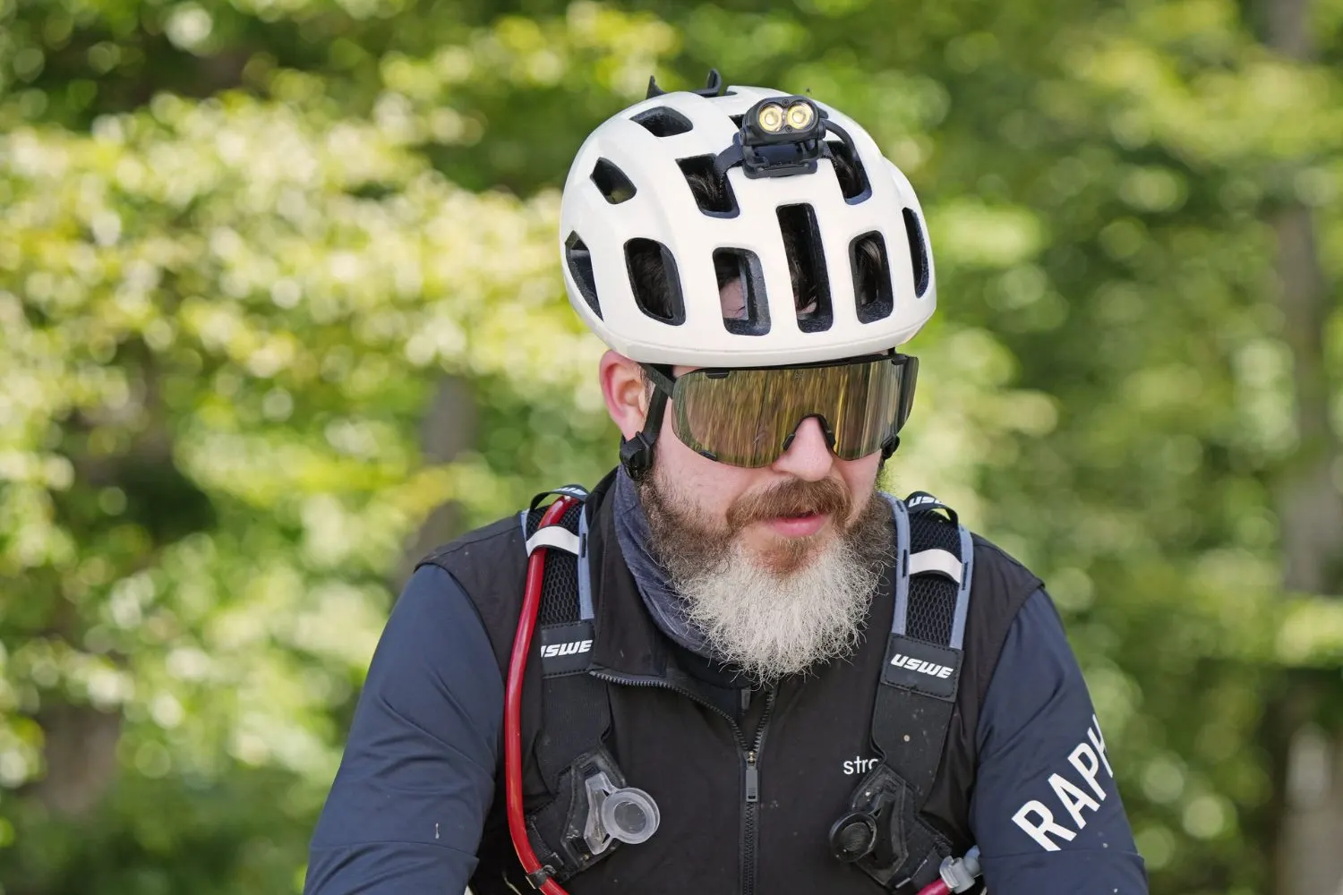 Rider-Porträt mit Bart und Sonnenbrille